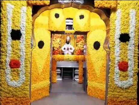 माघी एकादशी सोहळ्यानिमित्त रात्रीतून विठ्ठल मंदिर आकर्षक फुलांनी सजवण्यात आलं.