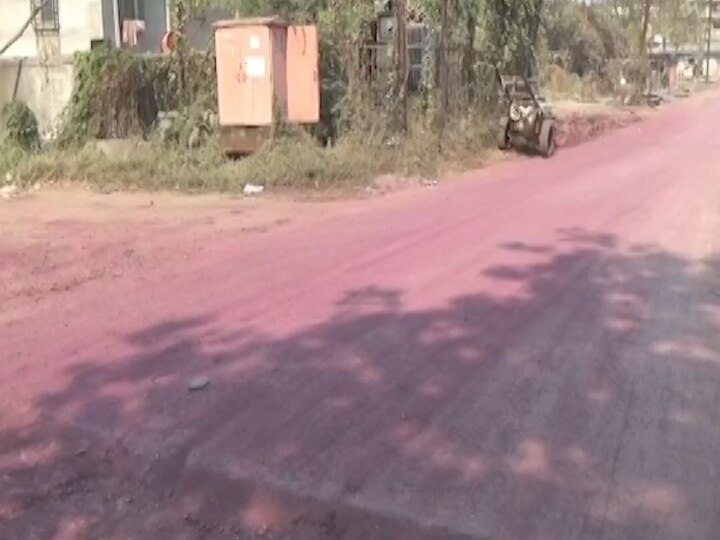 Pink roads in Dombivali due to chemical डोंबिवलीत चक्क गुलाबी रस्ता, उद्योगमंत्र्यांनी पर्यावरण मंत्र्यांवर जबाबदारी ढकलली!