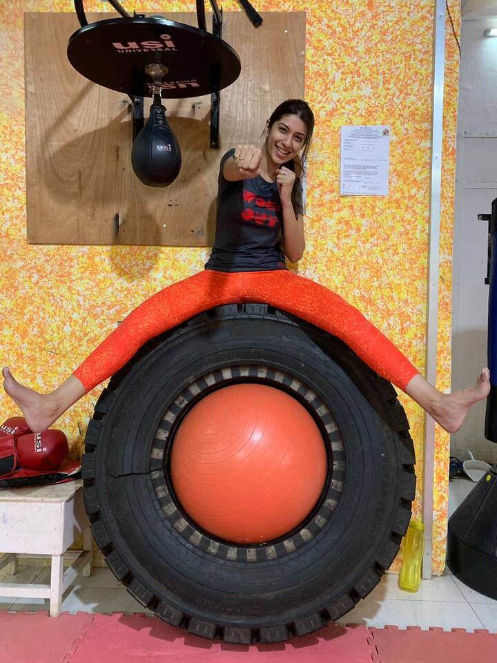 बॉलीवूडमध्ये काम करण्यासाठी मी पूर्ण तयारी करत असून यासाठीच किक बॉक्सिंग धडे घेत आहे, असं इलाक्षीने सांगितलं