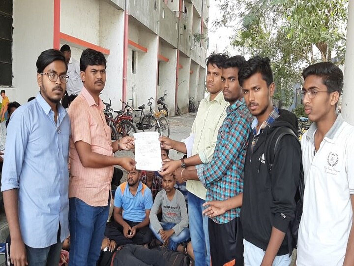 Students protest for having poor quality meals at hostels in ahmednagar अहमदनगरमध्ये आदिवासी वसतीगृहात विद्यार्थ्यांचं अन्नत्याग आंदोलन, निकृष्ट जेवण देत असल्याचा आरोप