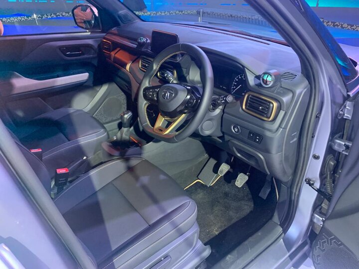 HBX कार लहान असली तरीही आपलं डिझाइन आणि लूक्समुळे ती फार आकर्षक आणि मोठी दिसत आहे. ही साइड क्रॉसओव्हर सारखी दिसते. परंतु, तरीही या कारचा लूक एखाद्या मोठ्या एसयूव्हीप्रमाणे दिसतो. 