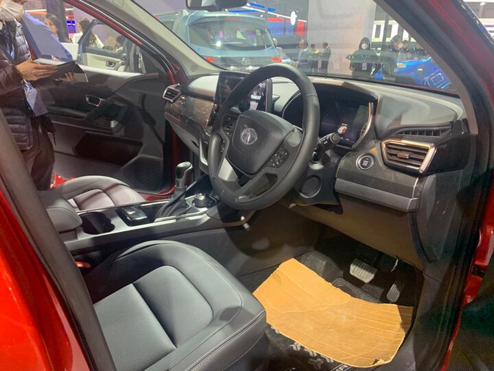 HBX कारचा इंस्ट्रूमेंट क्लस्टरही आधुनिक टाटाच्या गाड्यांप्रमाणेच आहे. ज्यामध्ये अल्ट्रोजदेखील आहे. कारमध्ये डिजिटल स्क्रिनदेखील आहे. 