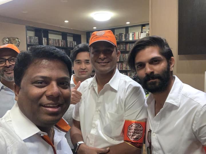 मोर्चाला सुरुवात होण्याआधी राज ठाकरे यांनी स्वतः मनसे पदाधिकाऱ्यांना 'आर्म बँड' बांधले.