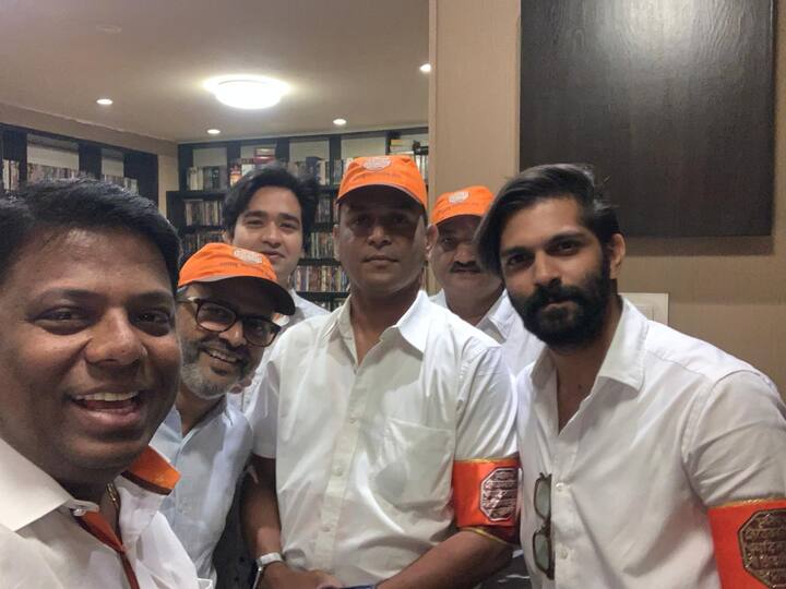 महामोर्चासाठी राज ठाकरे यांनी मनसे नेते अमित ठाकरे यांनाही 'आर्म बँड' बांधला.