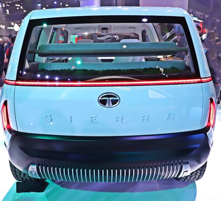 Tata Sierra: टाटाची सिएरा ऑटो एक्सपोमध्ये सादर करण्यात आली आहे. टाटाने EV SUV मॉडल मध्ये सादर केलं. जर तुम्ही ऑटो एक्सपोमध्ये जाणार असाल तर तुम्हाला टाटाची ही कार पाहणं गरजेचं आहे. 