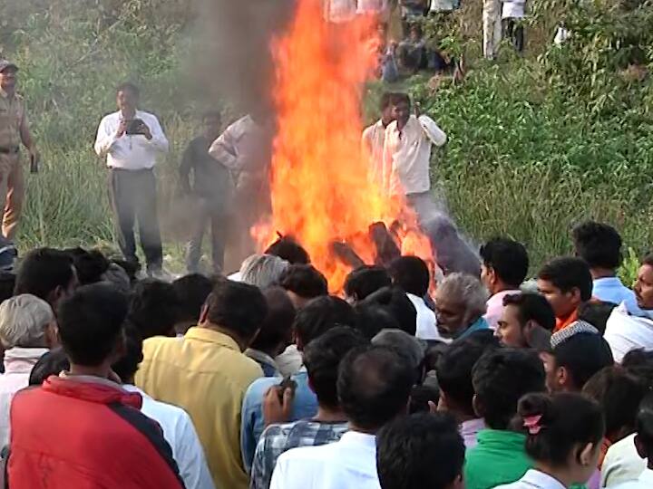 Hinganghat funeral procession on victim हिंगणघाटच्या लेकीचा संघर्ष थांबला, पीडीत तरूणीवर शोकाकूल वातावरणात अंत्यसंस्कार