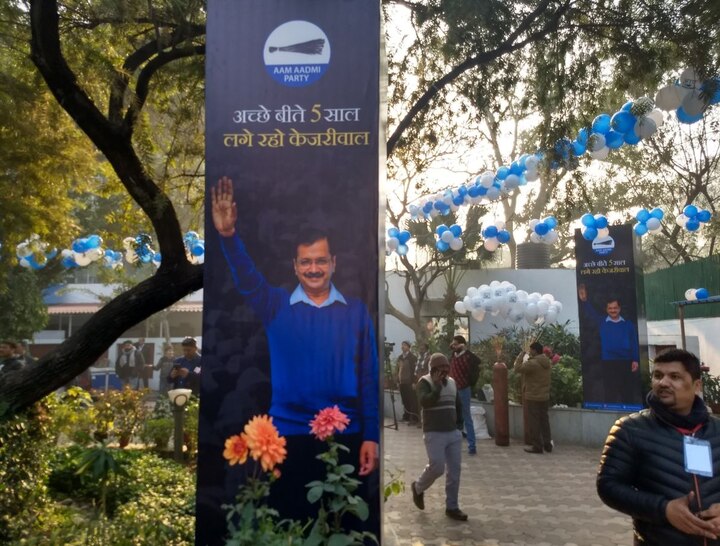 आम आदमी पक्षाला दणदणीत विजय मिळाल्यानंतर दिल्लीतल्या कार्यालयात जल्लोष करण्यात येत आहे. एक्झिट पोलनंतर अंदाज घेत आपच्या कार्यालयात आधीपासूनच जल्लोषाची जय्यत तयारी कऱण्यात आली होती.