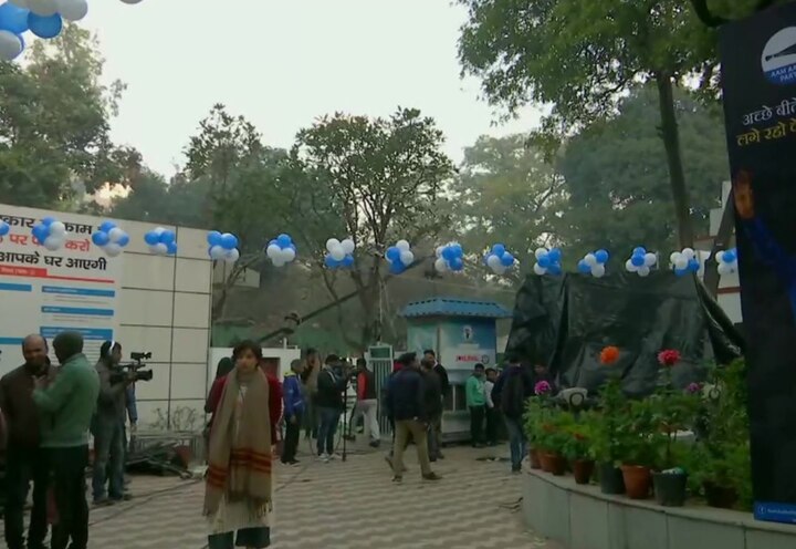 दिल्ली विधानसभेसाठी एका टप्प्यात 70 जागांसाठी 8 फेब्रुवारी रोजी मतदान झालं होतं. त्यानंतर झालेल्या बहुसंख्य एक्झिट पोलमध्ये आम आदमी पक्ष सरकार स्थापन करेल असा अंदाज वर्तवण्यात आला होता. आत्ताच्या कलातही हेच चित्र दिसून येत आहे