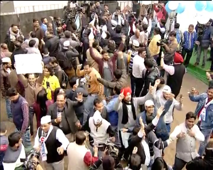 आम आदमी कार्यकर्त्यांनी पूर्ण कार्यालय फुग्यांनी सजवलं आलं आहे.