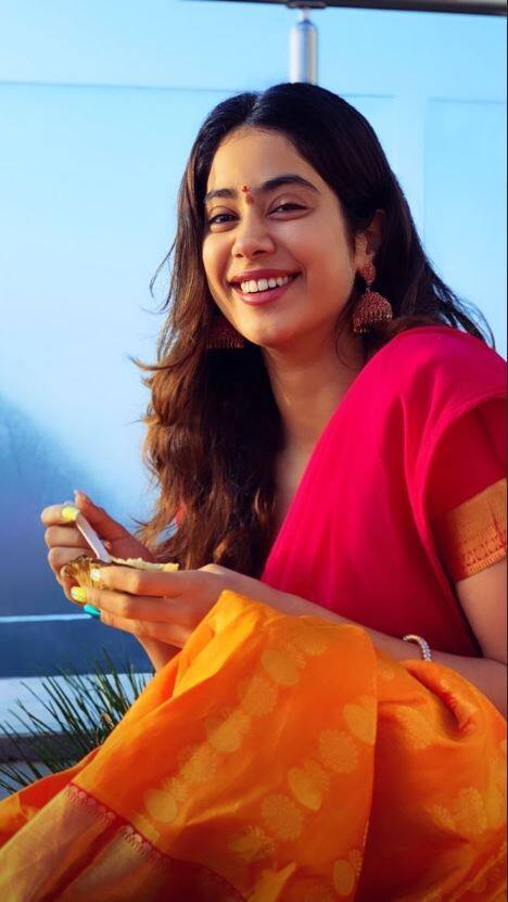  जान्हवीच्या फोटोंवर आलेल्या कमेंटनुसार, तिरुमला शहराच्या शिखरावर असलेल्या पवित्र स्थळापर्यंत पोहोचण्यासाठी संपूर्ण रस्ता ती चालतच गेली होती. (Photo Credit: @janhvikapoor)