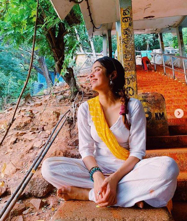 सोशल मीडिया साईट्सवर शेअर केलेल्या फोटोंमध्ये जान्हवी पांढऱ्या रंगाच्या सलवार-कुर्त्यामध्ये दिसून आली. ज्यासोबत तिने पिवळ्या रंगाचा दुपट्टा घेतला होता. (Photo Credit: @janhvikapoor)