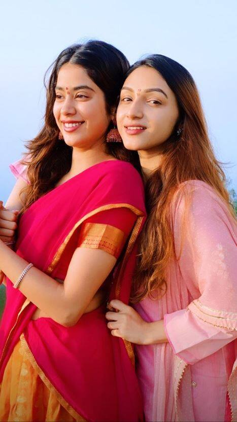 जान्हवी आगामी चित्रपट 'गुंजन सक्सेना' आणि 'रुहीआफजा' ची शुटिंग करत आहे. (Photo Credit: @janhvikapoor)