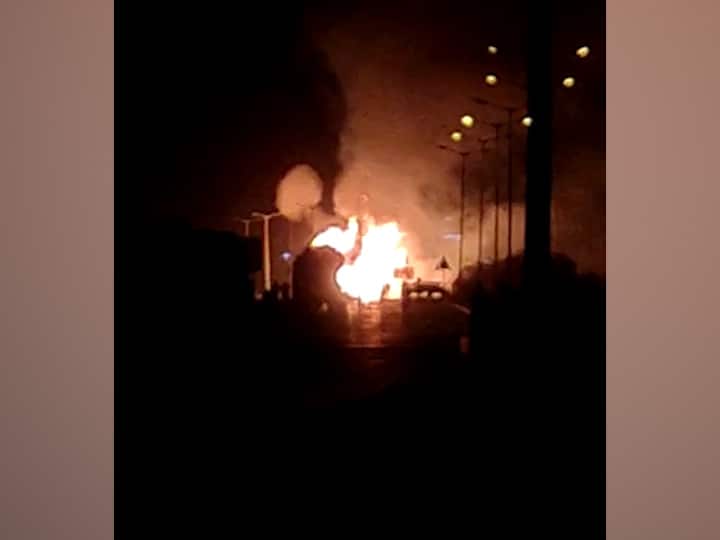 Three vehicles carrying cylinder fire on Solapur-Tuljapur road सोलापूर-तुळजापूर रस्त्यावर सिलेंडर वाहून नेणाऱ्या ट्रकला मोठी आग