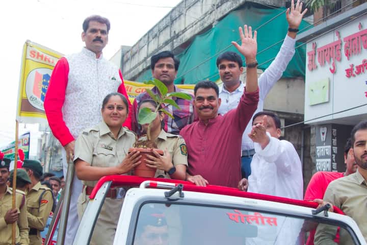 सिनेअभिनेते सयाजी शिंदे यांची संकल्पना आणि वन विभागाच्या सहकार्याने होत असलेल्या पहिल्या वृक्ष संमेलनाची सुरुवात आज वृक्षदिंडीने झाली. 