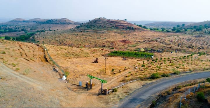 सह्याद्री देवराई प्रकल्पावर सर्व प्रकारची फुलझाडे, फळझाडे लावण्यात आली आहे.