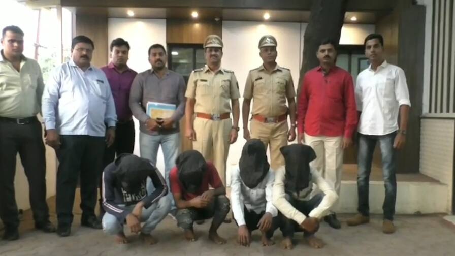 व्हाट्सअॅप चॅट करून प्रेमाच्या जाळ्यात अडकवलं, अपहरण करून मागितली खंडणी WhatsApp chatted and fell in love kidnapped and demanded ransom व्हाट्सअॅप चॅट करून प्रेमाच्या जाळ्यात अडकवलं, अपहरण करून मागितली खंडणी