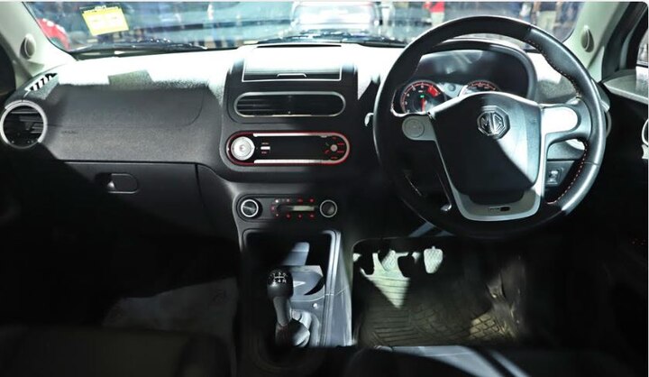 कारचा आतील लूक हा अगदी साधा असून यात चस्क्रीन किंवा डिजिटल स्क्रीन सारखी वैशिष्ट्ये नाही आहेत. पण यात आवश्यक वैशिष्ट्ये आहेत.