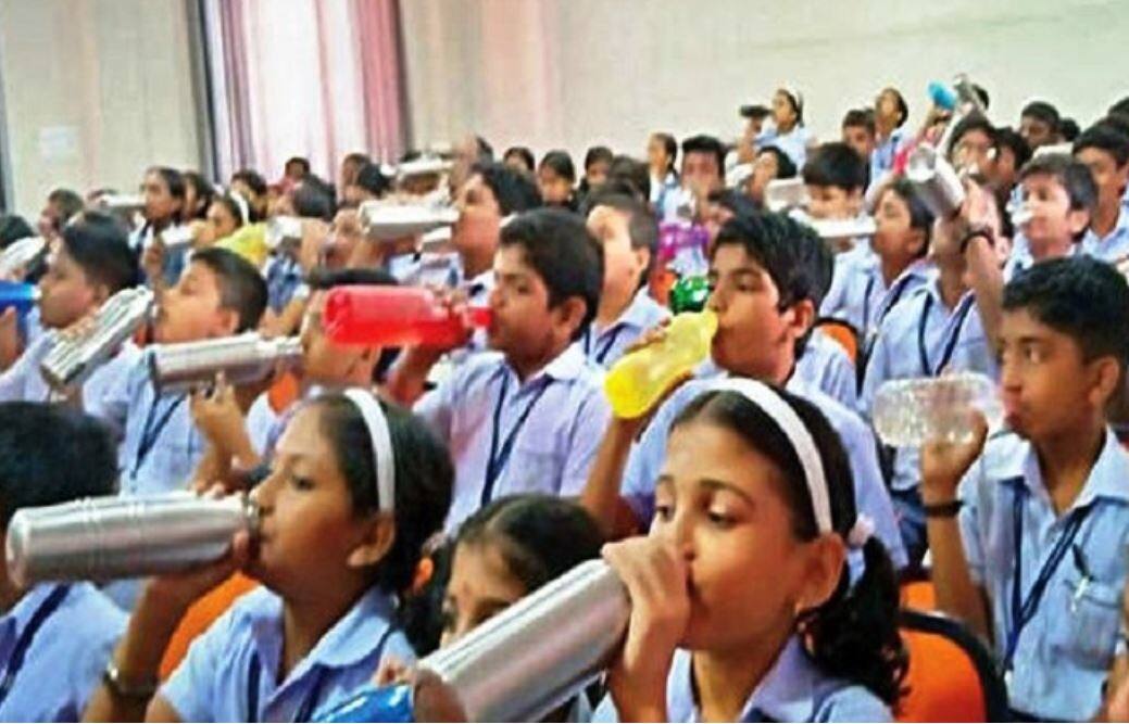  Provide clean water in municipal schools before ringing special bells for drinking water says High Court पाणी पिण्यासाठी विशेष घंटा वाजवण्याआधी पालिका शाळांमध्ये स्वच्छ पाणी पुरवा : हायकोर्ट