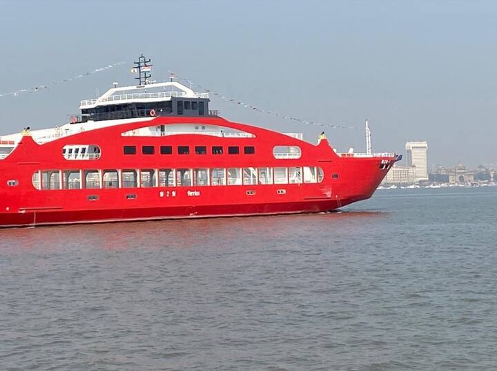 मुंबई पासून अलिबाग आणि मांडवा इथे जाण्यासाठी रस्ते वाहतुकीने गेल्यास किमान 4 ते 5 तास लागतात.