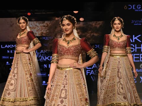 LFW 2020 : सई मांजरेकरचा ब्रायडल लूक; रॅम्पवर पदार्पण LFW 2020 : सई मांजरेकरचा ब्रायडल लूक; रॅम्पवर पदार्पण