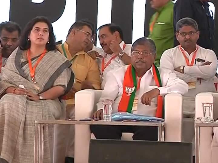 BJP executive meeting, Eknath Khadse places in second row navi mumbai भाजप कार्यकारिणी बैठक; मंचावर आयाराम नेत्यांना पहिल्या रांगेत मान, तर एकनाथ खडसेंना दुसऱ्या रांगेत स्थान