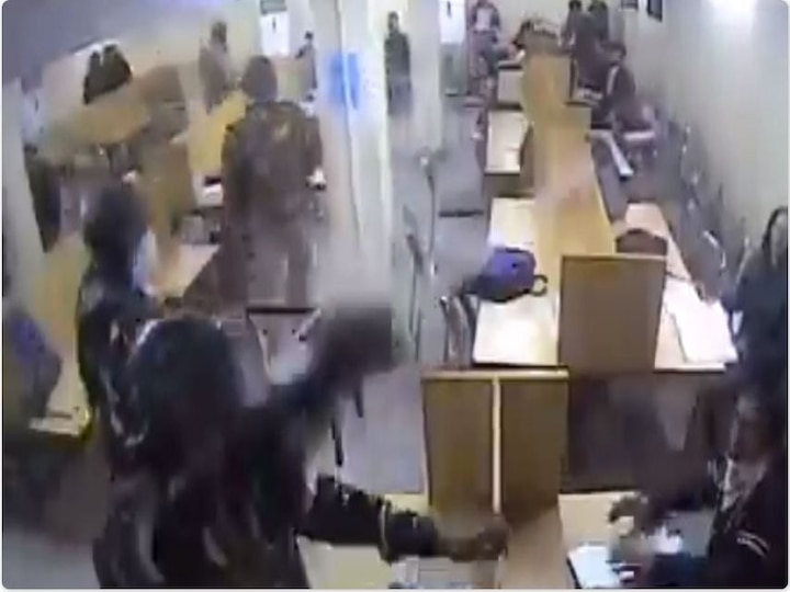new cctv footage shows delhi police beating up students in jamia library new delhi जामिया विद्यापीठातील पोलीस मारहाणीचा व्हिडीओ समोर, नेमकं काय घडलं पाहा...