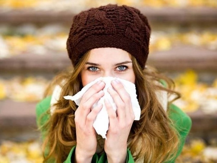 Health Tips know the common symptoms of viral fever Health Tips : व्हायरल फिवरची प्रमुख लक्षणं, औषधांऐवजी 'हे' घरगुती उपायही ठरतात फायदेशीर