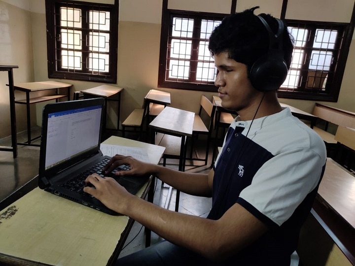 Blind student given HSC exam on special computer in Mumbai मुंबईत बारावीच्या दृष्टिहीन विद्यार्थ्याने बोलक्या कॉम्प्युटरवर दिली  बारावीची परीक्षा