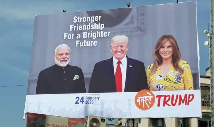 डोनाल्ड ट्रम्प आणि नरेंद्र मोदींसह ट्रम्प यांच्या पत्नी मेलानिया या देखील पोस्टर्समध्ये झळकत आहेत. 