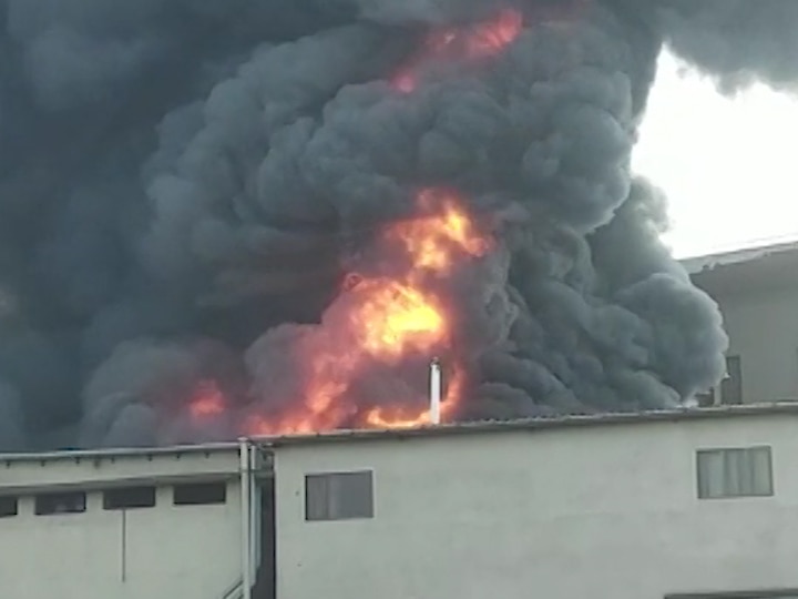 dombivli fire Midc company still Fire breaks out at chemical factory Dombivli Fire | डोंबिवलीतील केमिकल कंपनीला लागलेली आग दहा तासानंतरही धुमसतीच, संपूर्ण शहरावर धुराचे ढग