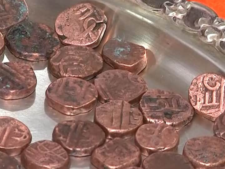 राजा जाधव यांच्याकडे विविध प्रकारची नाणी असली तरी 'शिवराई' नाणी ही त्यांच्यासाठी खास आहेत.