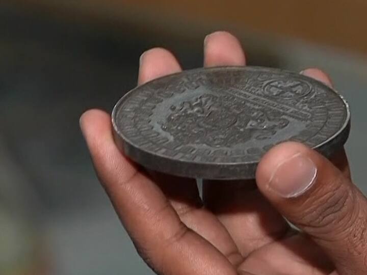 शेकडो वर्षांपूर्वीचा हा ऐतिहासिक वारसा असल्यानं त्यांचे जतन करणही फार महत्वाचे आणि जोखमीचे आहे. या नाण्यांची विशेष काळजी घ्यावी लागते. अनेक नाण्यांना होल्डर्समध्ये ठेवावी लागतात. काही नाण्यांना गंज लागू नये म्हणून त्यांना खोबरेल तेलात ठेवावे लागते, तर काही नाणी व्हॅसलिन लावून ठेवावी लागतात.