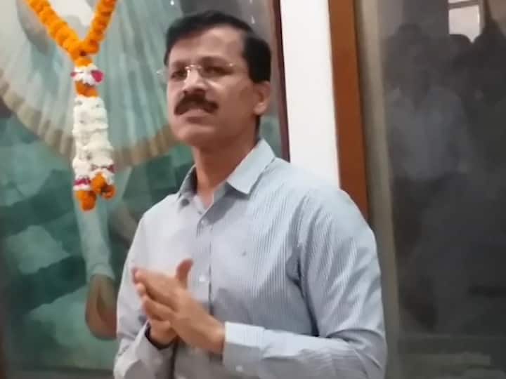 तुकाराम मुंढेंची शाळा, शिवजयंती कार्यक्रमात मोबाईल वाजल्याने जप्त तर जीन्स घातलेल्या कर्मचाऱ्याला झापले nagpur Municipal commissioner tukaram mundhe angry on employees shiv jayanti program तुकाराम मुंढेंची शाळा, शिवजयंती कार्यक्रमात मोबाईल वाजल्याने जप्त तर जीन्स घातलेल्या कर्मचाऱ्याला झापले