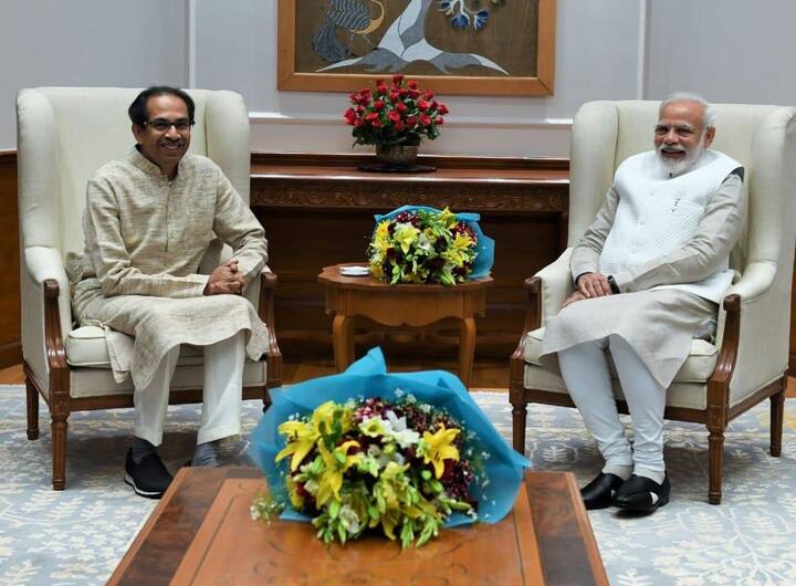 सर्वप्रथम दिल्ली दौऱ्यात मुख्यमंत्री उद्धव ठाकरे त्यांचा मोठा भाऊ अर्थात पंतप्रधान मोदींना भेटले.