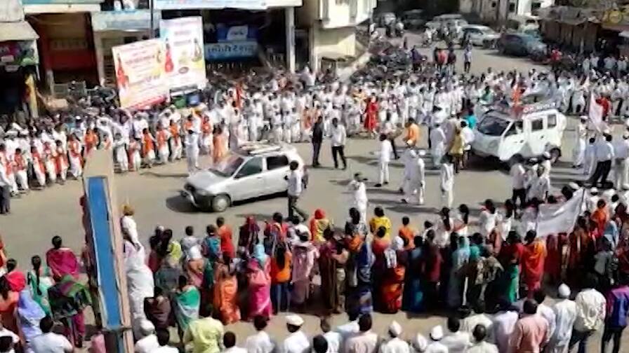 protest in supports of indorikar maharaj in akole ahmednagar इंदोरीकर महाराजांच्या समर्थनार्थ अकोले कडकडीत बंद, बाईक रॅली काढत युवकांचा इंदोरीकरांना पाठिंबा