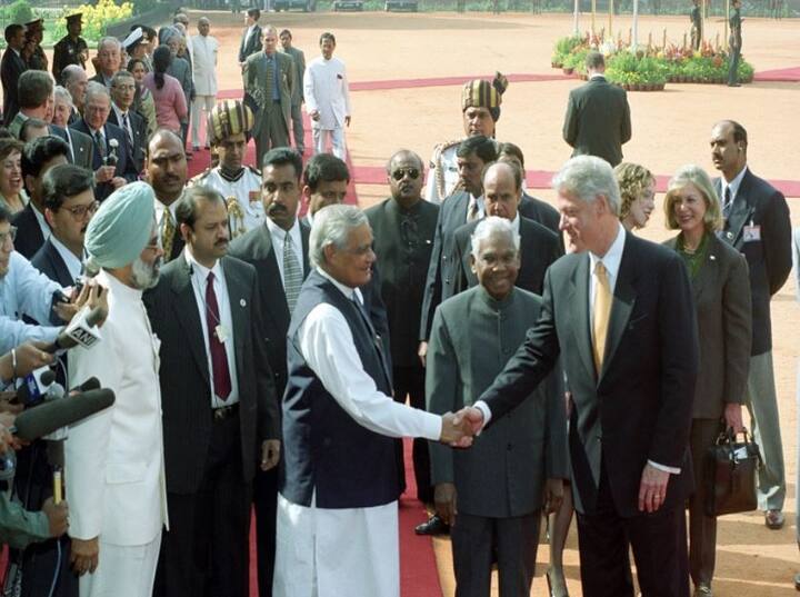 2000 साली भारत दौऱ्यावर बिल क्लिंटन आणि मुलगी चेल्सिया क्लिंटन आले होते. सहा दिवसांचा बिल क्लिंटन यांचा हा दौरा होता. अमेरिकेच्या राष्ट्राध्यक्षांच्या दौऱ्यापैकी हा दौरा सर्वात मोठा होता. अटल बिहारी वाजपेयी हे त्यावेळी भारताचे पंतप्रधान होते.