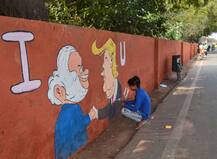 Namaste Trump | डोनाल्ड ट्रम्प यांच्या स्वागतासाठी अहमदाबाद सज्ज; पाहा फोटो