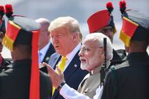 #NamasteyTrump अमेरिकेचे राष्ट्राध्यक्ष डोनाल्ड ट्रम्प यांचं भारतात आगमन, साबरमती आश्रमात सपत्नीक सूतकताई