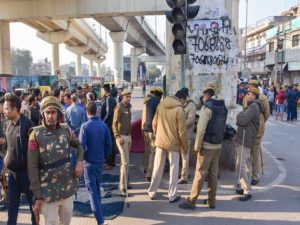 राजधानीत CAA समर्थक, विरोधकांमध्ये हिंसाचार; उत्तर-पूर्व दिल्लीत जमावबंदी