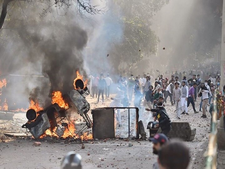 Delhi Riots, Jafrabad violence - Schools and five metro stations remain closed Delhi Riots | हिंसेनंतर मेट्रो स्टेशन बंद, शाळांना सुट्टी; गोळीबार करणारा ताब्यात