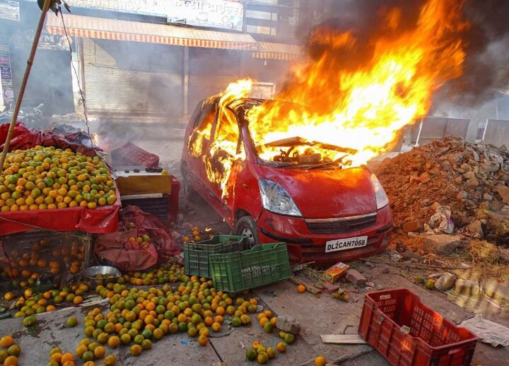आंदोलकांनी अनेक ठिकाणी खासगी वाहनांची जाळपोळ केली आहे.