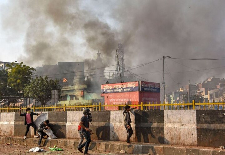 दरम्यान या आंदोलकांना पांगवण्यासाठी पोलिसांनी अश्रू धुरांच्या कांड्याही फोडल्या. तर जमावाने एक पेट्रोल पंपही पेटवून टाकला.