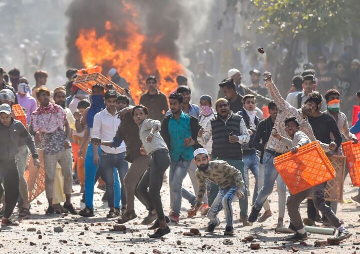 या हिंसाचाराची तीव्रता पाहता सोमवारपासूनच दिल्लीतील अनेक भागात जमावबंदी लागू करण्यात आली आहे.  तर काही मेट्रो स्टेशनही बंद ठेवण्यात आलेत. 