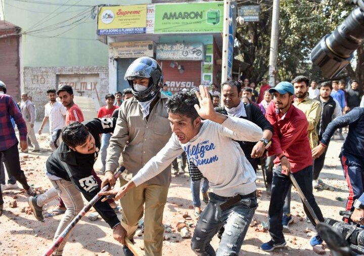  दिल्लीच्या जाफराबाद आणि मौजपूर भागात सीएए विरोधक आणि समर्थक यांनी एकमेकांवर दगडफेक केली आहे. यावेळी झालेल्या हिंसाचारात एका पोलिसासह पाच जणांचा मृत्यू झालाय. तर 37 पोलिस गंभीर जखमी झालेत. 