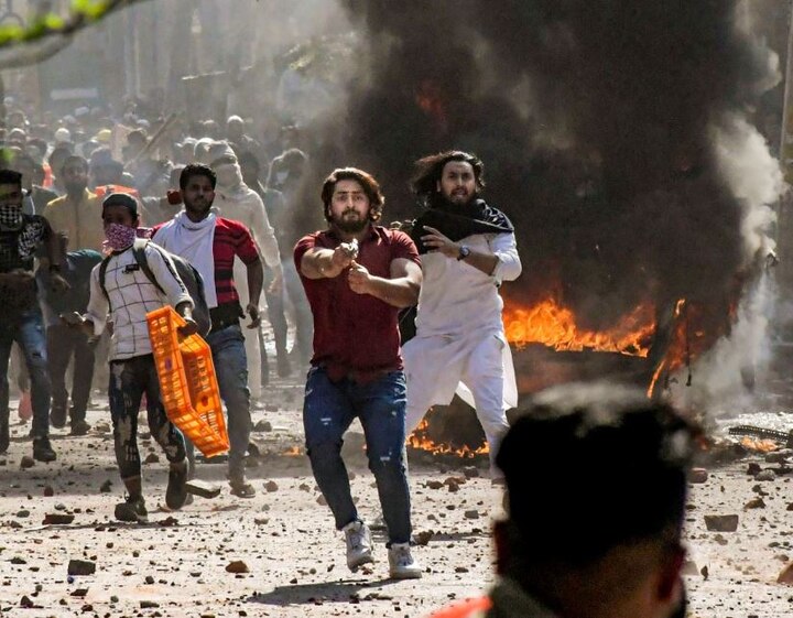 या आंदोलनामुळे वाहतूक पूर्ण ठप्प असून शाळांनाही सुट्टी जाहीर कऱण्यात आली आहे. तरी, सोमवारी झालेल्या हिंसाचारात एका पोलिसासह पाच जणांचा मृत्यू झालाय.