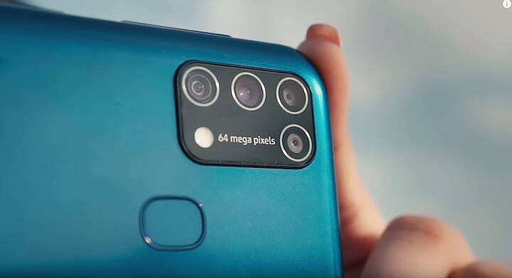 Samsung Galaxy M31 हा सॅमसंगचा लेटेस्ट फोन आज लॉन्च होणार आहे. दुपारी एक वाजता भारतात याचा लॉन्चिंग इव्हेंट होणार आहे, त्यामुळे सॅमसंग लव्हर्सना अगदी काहीच तास आणखी वाट पाहावी लागणार आहे. (बॅक कॅमेरा लूक)