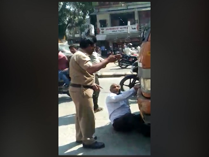 old man gets angry on nagpur police after towing his bike