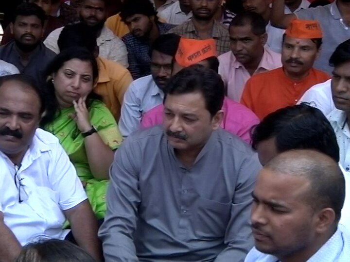 MP Sambhaji Raje met Maratha protesters in azad maidan mumbai मराठा आंदोलकांच्या मागण्या मान्य न झाल्यास रस्त्यावर उतरु, खासदार संभाजीराजेंचा इशारा