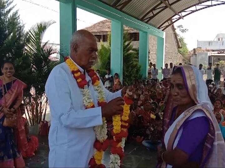senior citizens wedding in nashik reminds of agga bai sasubai tv serial नाशिकमध्ये 'अगंबाई सासूबाई!' 80 वर्षांच्या आजोबांचा 68 वर्षांच्या आजीशी विवाह