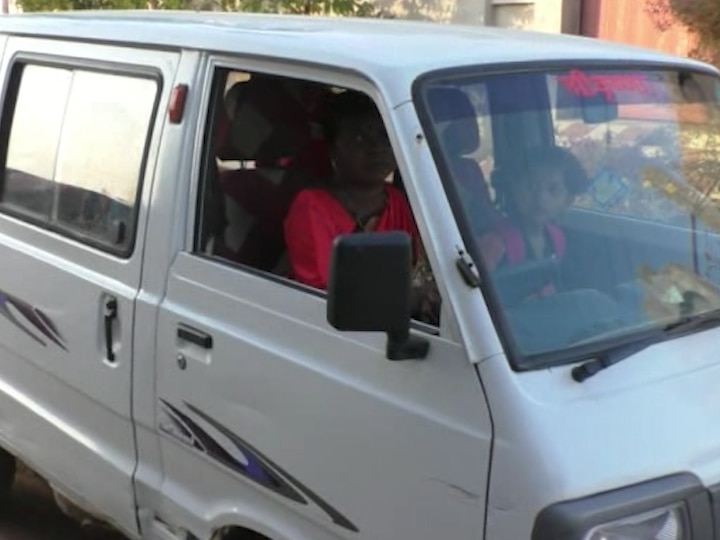 Handicapped women drive school van in malegaon 'ती'च्या कर्तृत्वाची कहाणी : कोणासमोर हात पसरण्यापेक्षा हातात स्टेरींग धरलं